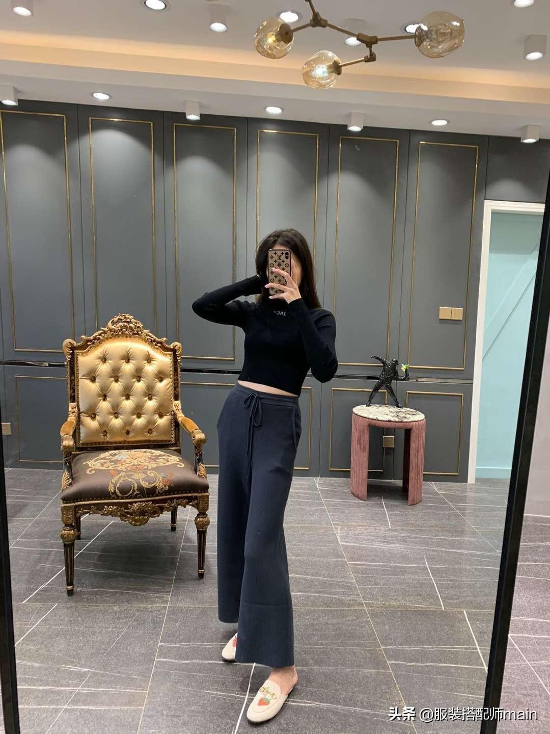 灰色西裤配什么颜色好看衣服(灰色裤子最佳配色表)