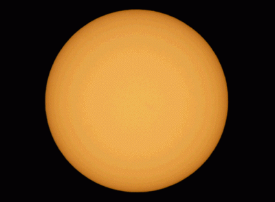 ​美国宇航局摄影师Joel Kowsky成功抓拍到国际空间站“穿越”太阳表面的壮观景