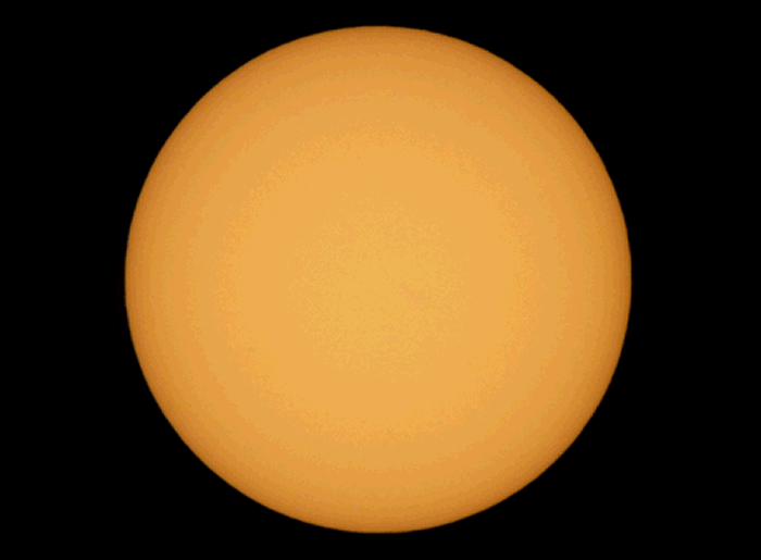 美国宇航局摄影师Joel Kowsky成功抓拍到国际空间站“穿越”太阳表面的壮观景象