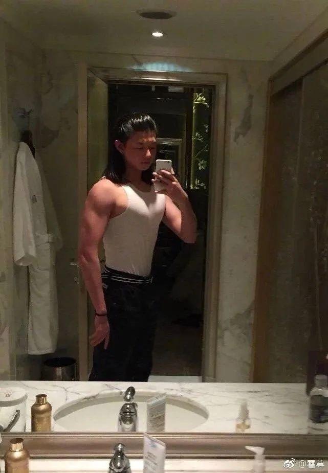 被誉为周杰伦中国风接班人，唱哭刘欢的天籁少年，如今却因沙雕上了热搜...