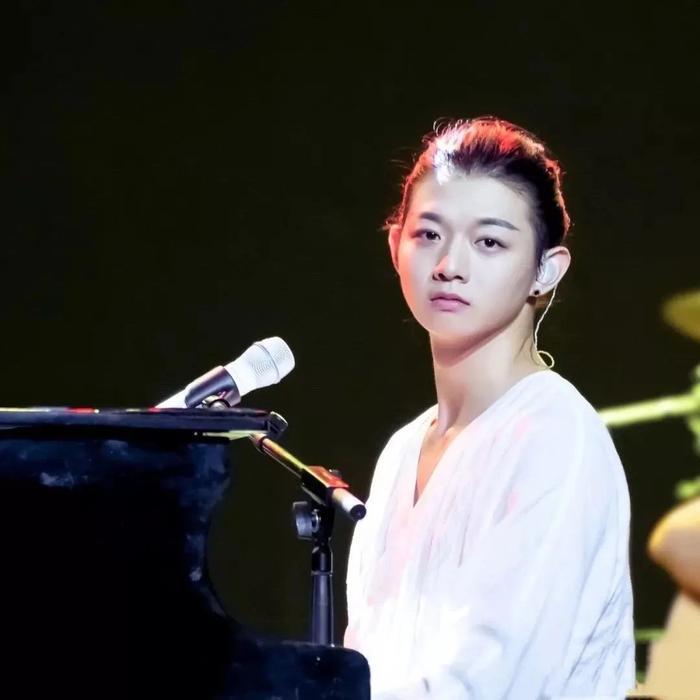 被誉为周杰伦中国风接班人，唱哭刘欢的天籁少年，如今却因沙雕上了热搜...