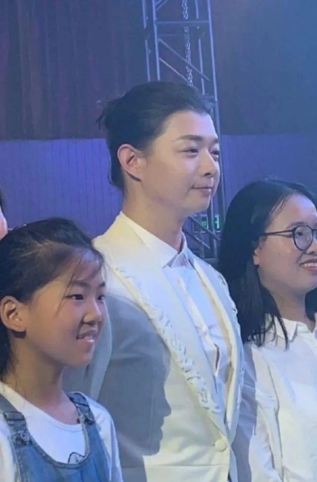 被誉为周杰伦中国风接班人，唱哭刘欢的天籁少年，如今却因沙雕上了热搜...