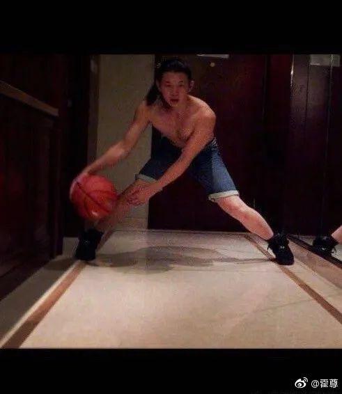 被誉为周杰伦中国风接班人，唱哭刘欢的天籁少年，如今却因沙雕上了热搜...