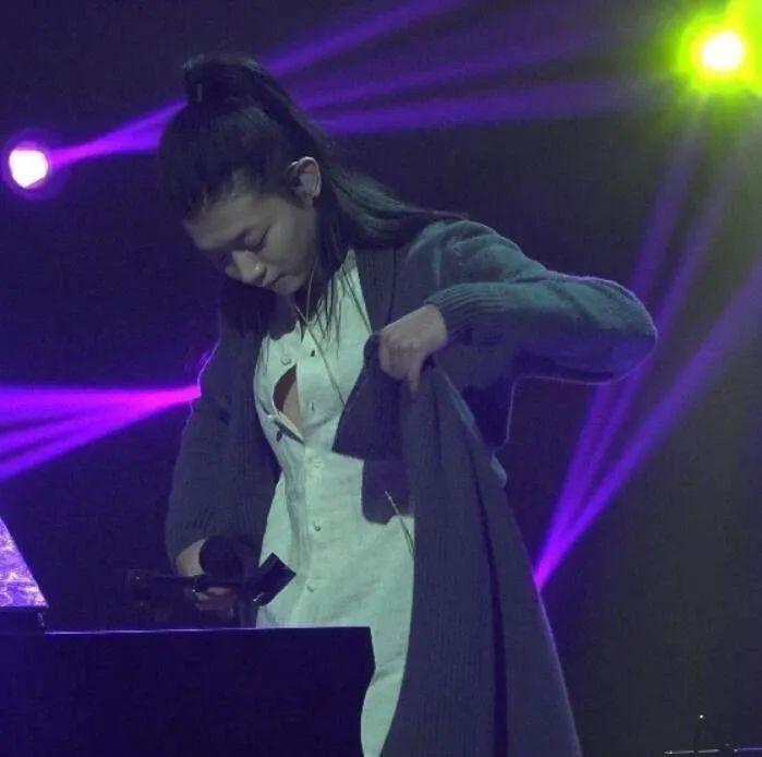 被誉为周杰伦中国风接班人，唱哭刘欢的天籁少年，如今却因沙雕上了热搜...