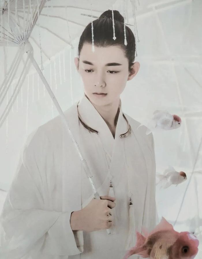 被誉为周杰伦中国风接班人，唱哭刘欢的天籁少年，如今却因沙雕上了热搜...