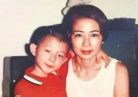 被誉为周杰伦中国风接班人，唱哭刘欢的天籁少年，如今却因沙雕上了热搜...