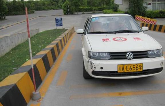 驾考宝典科目一模拟考试100道题（科目一模拟考试题驾考答案）(1)