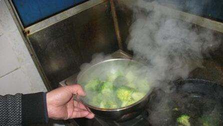 西兰花煮多久能熟,水煮西兰花要煮多久图2