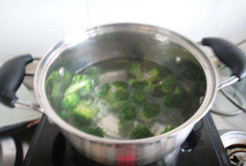 西兰花煮多久能熟,水煮西兰花要煮多久图6