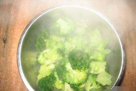 西兰花煮多久能熟,水煮西兰花要煮多久图3