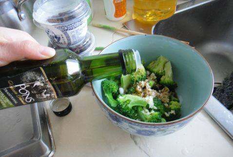 西兰花煮多久能熟,水煮西兰花要煮多久图10