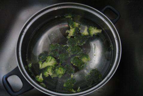 西兰花煮多久能熟,水煮西兰花要煮多久图5
