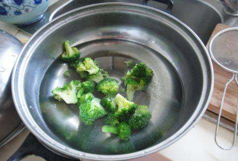 西兰花煮多久能熟,水煮西兰花要煮多久图7