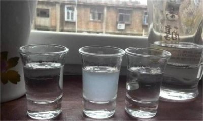 ​白酒里面的沉淀物是什么(白酒有沉淀物怎么回事)