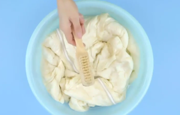 白羽绒服发黄干洗店能洗,白色羽绒服变黄了干洗店可以解决吗图3