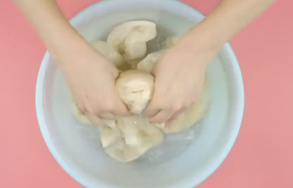 白羽绒服发黄干洗店能洗,白色羽绒服变黄了干洗店可以解决吗图5