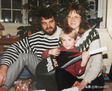 ​汤姆·费尔顿从出生到35岁的转变