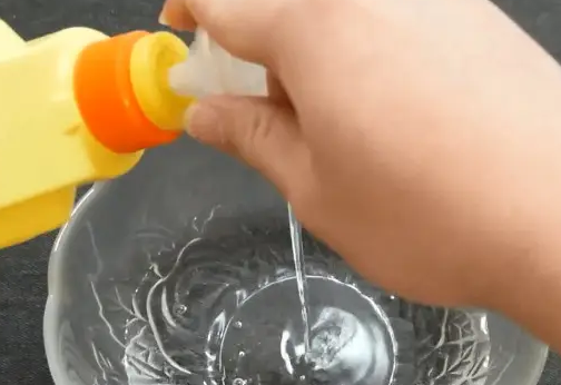 洗洁精能代替洗衣液,长期用洗洁精洗衣服好吗图1