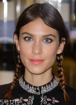 长脸适合什么样的烫发？大波浪长发温柔睿智