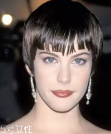 长脸适合什么样的烫发？大波浪长发温柔睿智