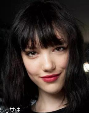 长脸适合什么样的烫发？大波浪长发温柔睿智