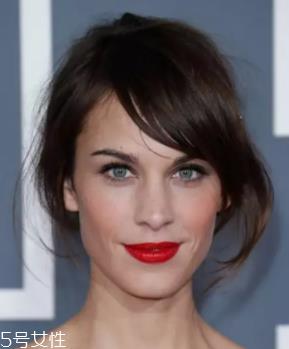 长脸适合什么样的烫发？大波浪长发温柔睿智