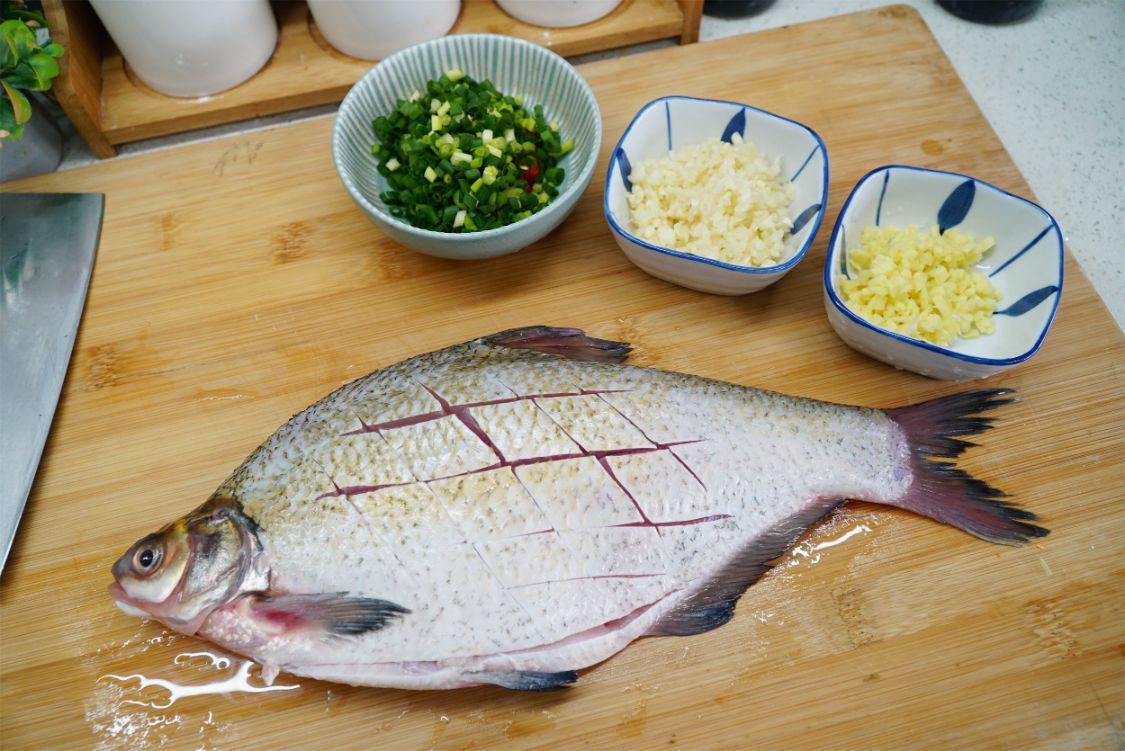 鳊鱼刺多吗(鳊鱼好吃吗刺多不多)