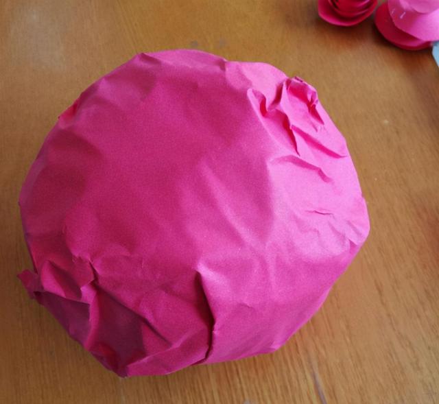 怎么自制纸花球（手工红色纸制花球）(7)