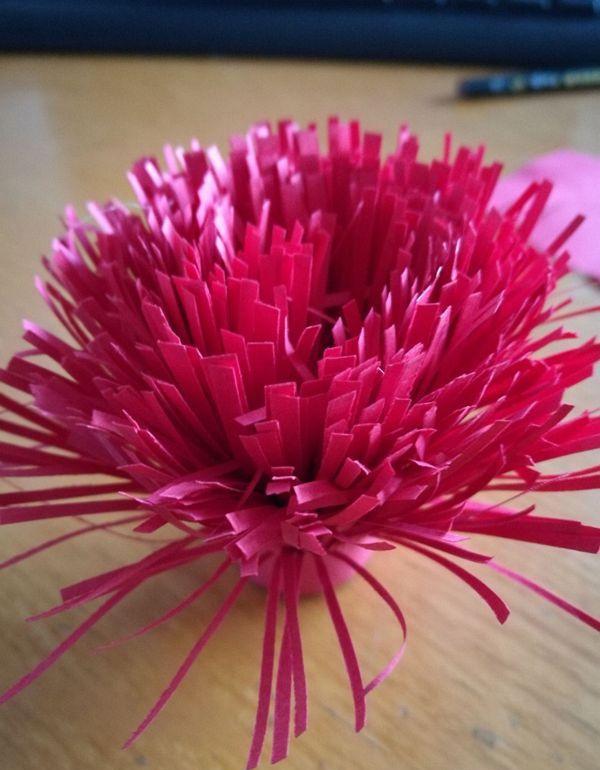 怎么自制纸花球（手工红色纸制花球）(11)