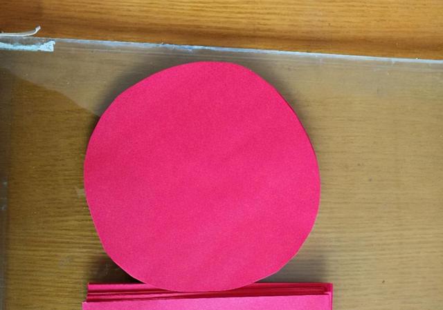 怎么自制纸花球（手工红色纸制花球）(3)