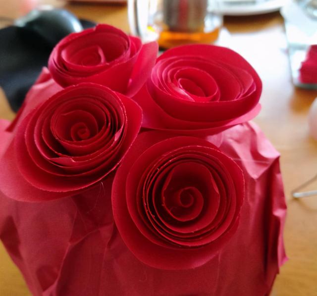 怎么自制纸花球（手工红色纸制花球）(8)