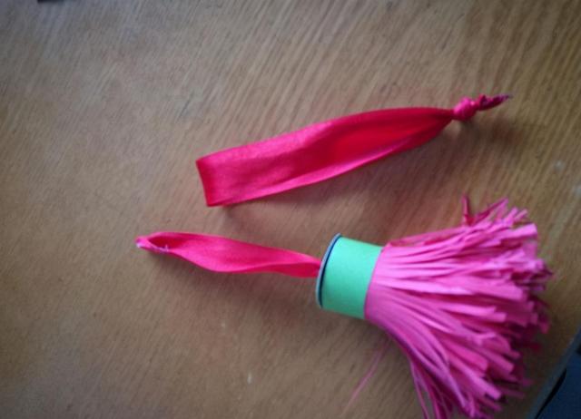 怎么自制纸花球（手工红色纸制花球）(12)