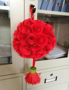 ​怎么自制纸花球（手工红色纸制花球）