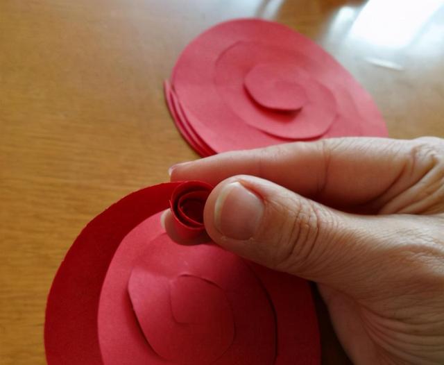 怎么自制纸花球（手工红色纸制花球）(5)