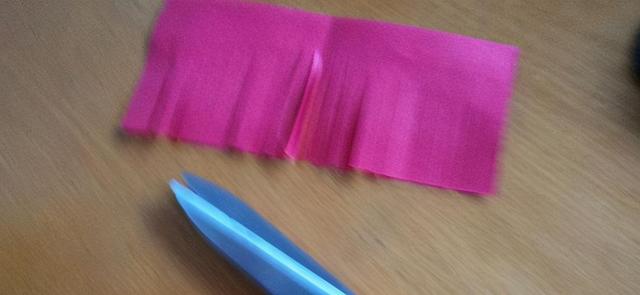 怎么自制纸花球（手工红色纸制花球）(10)