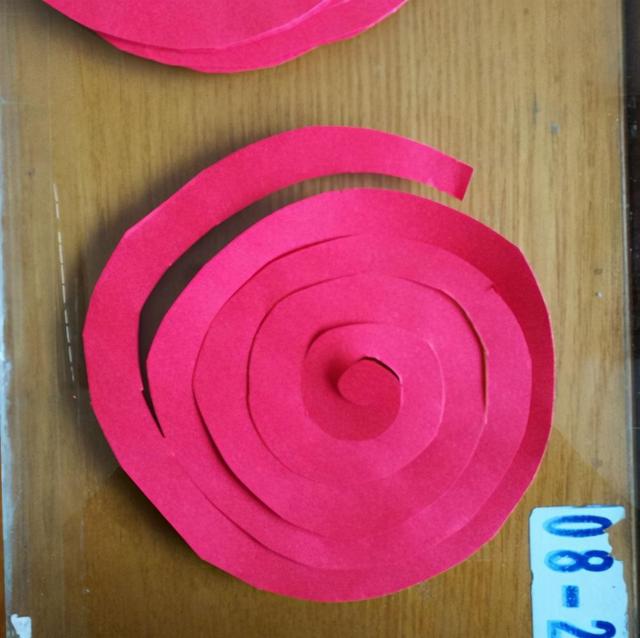 怎么自制纸花球（手工红色纸制花球）(4)