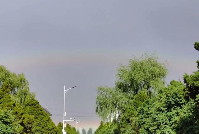 东边日出西边雨一半晴来一半阴