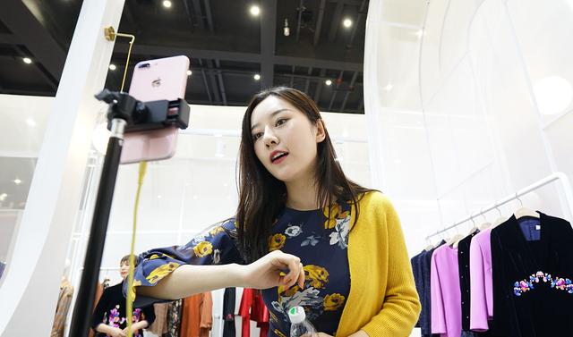 女孩子做什么销售发展前景好一点（女生适合做的销售行业）