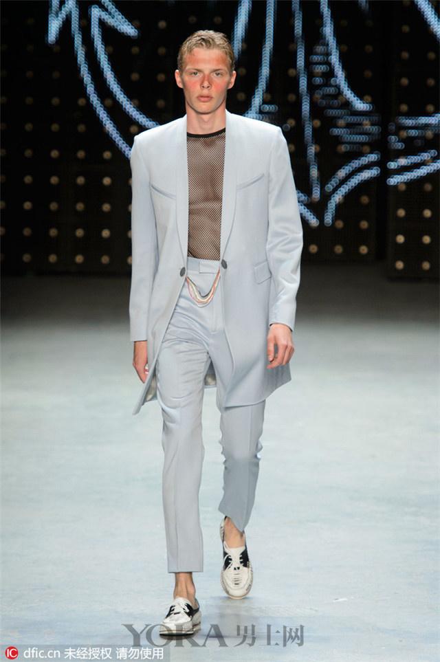 男装的衣服最流行了（男装秀9个品牌36套服装）(4)