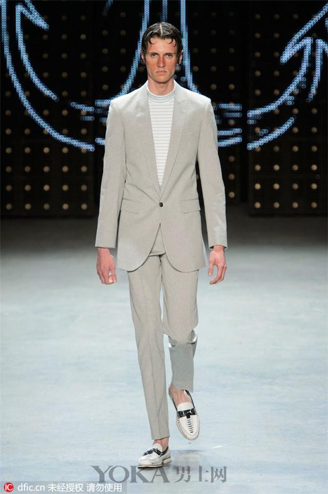 男装的衣服最流行了（男装秀9个品牌36套服装）(2)
