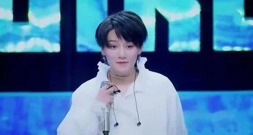 她曾打败蔡徐坤王俊凯夺冠，如今重回选秀，沦为蔡徐坤的学生