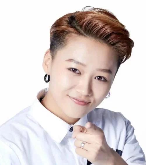 她曾打败蔡徐坤王俊凯夺冠，如今重回选秀，沦为蔡徐坤的学生