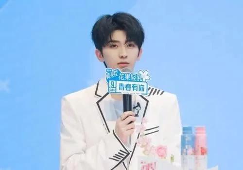 她曾打败蔡徐坤王俊凯夺冠，如今重回选秀，沦为蔡徐坤的学生