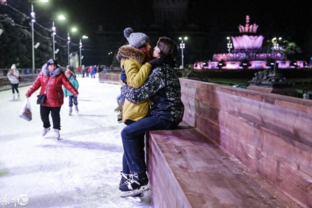 “全球最大”滑冰场,占地2万余平方米,可容纳4500人