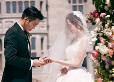 ​唐艺昕婚后首为老公庆生，开心拍手画风甜蜜，夫妻二人幸福到模糊