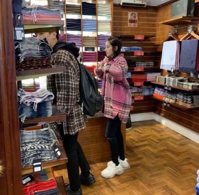 唐艺昕婚后首为老公庆生，开心拍手画风甜蜜，夫妻二人幸福到模糊