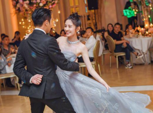 唐艺昕婚后首为老公庆生，开心拍手画风甜蜜，夫妻二人幸福到模糊