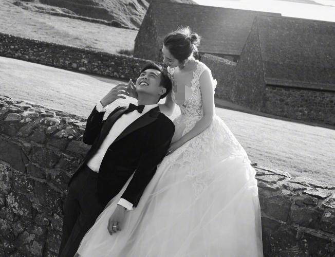 唐艺昕婚后首为老公庆生，开心拍手画风甜蜜，夫妻二人幸福到模糊