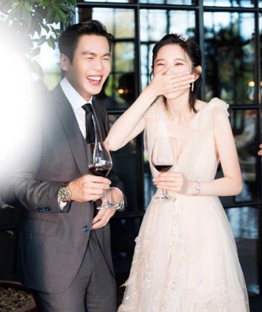 唐艺昕婚后首为老公庆生，开心拍手画风甜蜜，夫妻二人幸福到模糊