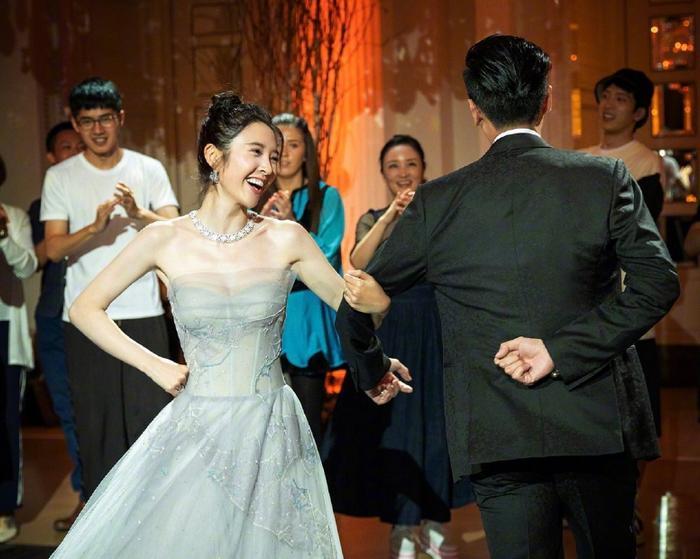 唐艺昕婚后首为老公庆生，开心拍手画风甜蜜，夫妻二人幸福到模糊